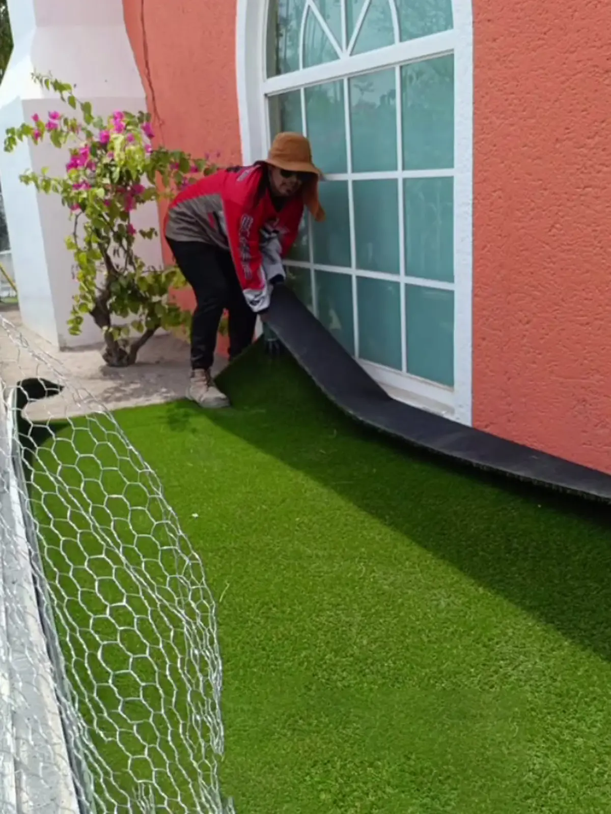 Diseño de jardín minimalista con pasto sintético