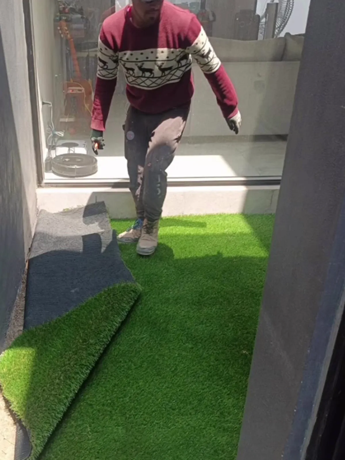 Pasto sintético instalado en el pasillo lateral de una vivienda