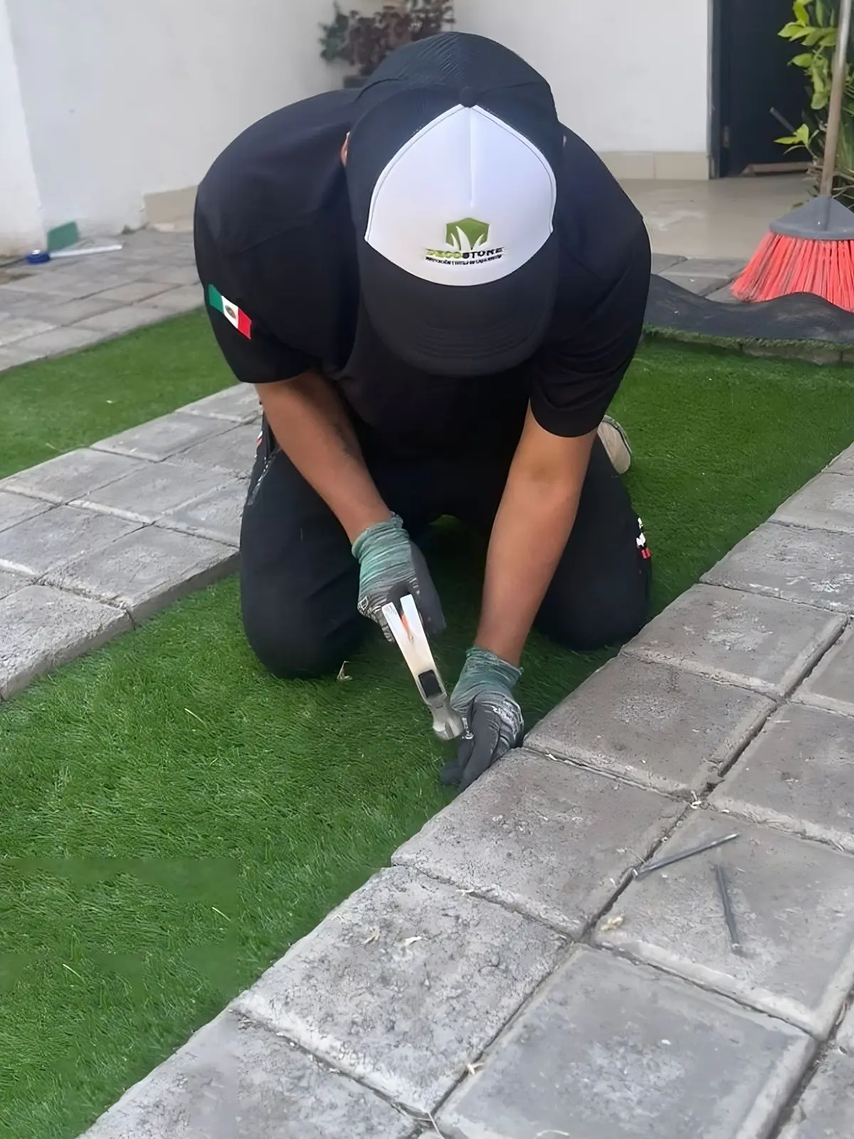 Pasto sintético decorativo en un espacio exterior