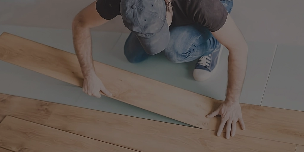 Interior renovado con piso laminado de apariencia natural